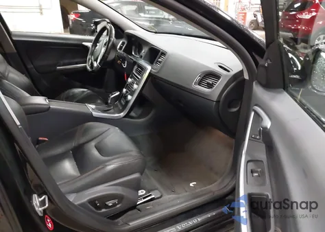 2016 Volvo V60 Cross Country T5 z USA, uszkodzony, nr VIN YV4612HK8G1003433